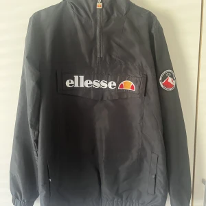 Ellesse jacka - Ellesse jacka i storlek S. Jackan är ganska tunn och knappt använt den