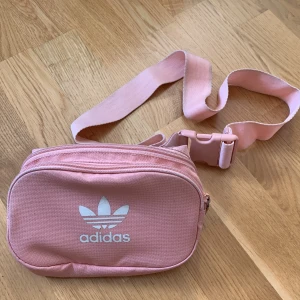 Nike midjeväska cross body bag - Midjeväska / cross body bag från Nike, med två fack och adjustable straps. 