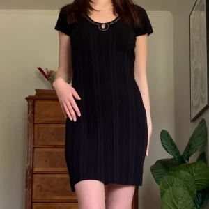 Svart klänning - Klänning i ribbat material och med ett coolt broderi på ryggen, vintage Only! 💗