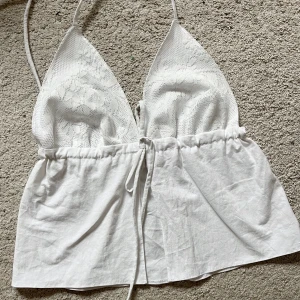 Habdsydd topp - Säljer denna superfina handsydda topp, perfekt till vilken sommaroutfit som helst:) Toppen är justerbar båda vid halsen och runt midjan, så det passar allt mellan xs-M!! Skriv för mer info🫶🏼🫶🏼