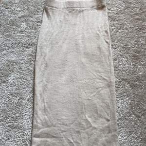 En lite längre kjol från Gina Tricot i strl xxs! Jätte fin och i bra skick, använd några gånger bara! Perfekt för en lite kallare sommardag/kväll. Och extremt bekväm, den är också tajt! skriv privat för fler bilder, köparen står för frakten 💓