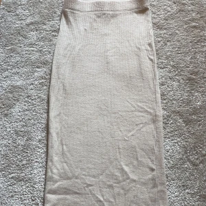 Lång kjol - En lite längre kjol från Gina Tricot i strl xxs! Jätte fin och i bra skick, använd några gånger bara! Perfekt för en lite kallare sommardag/kväll. Och extremt bekväm, den är också tajt! skriv privat för fler bilder, köparen står för frakten 💓