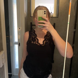 Fin svart blus  - En svart blus med spets axlar och i nyskick. Säljer för att det är lite förstor:( 