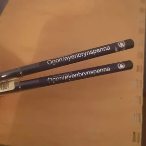 Kayal - Ögon pennor i grå färg Inte använda plasten fortfarande på. Buda! 