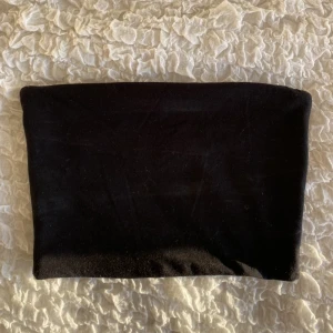 Topp - Svart vanlig bandeau topp från BikBok med ”gummi” på så den inte åker ner. Som ny, endast använd fåtal gånger! Storlek s/xs. Nypris ca 150. Säljer för 50kr. Skriv för fler bilder💕