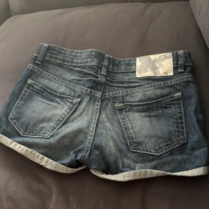 Jeansshorts! - Superfina vintage shorts köpta på en second hand. Lågmidjade och fint skick. Pris är diskuterbart!