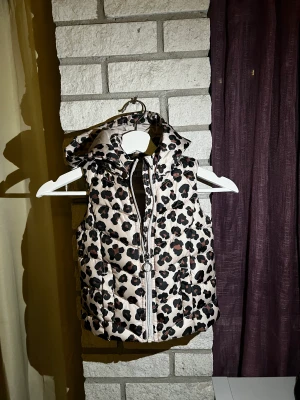 Väst barn  - Jättefin leopardväst till barn🌸