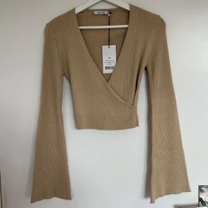 Crop top - Helt oanvänd. Långarmad croptop.