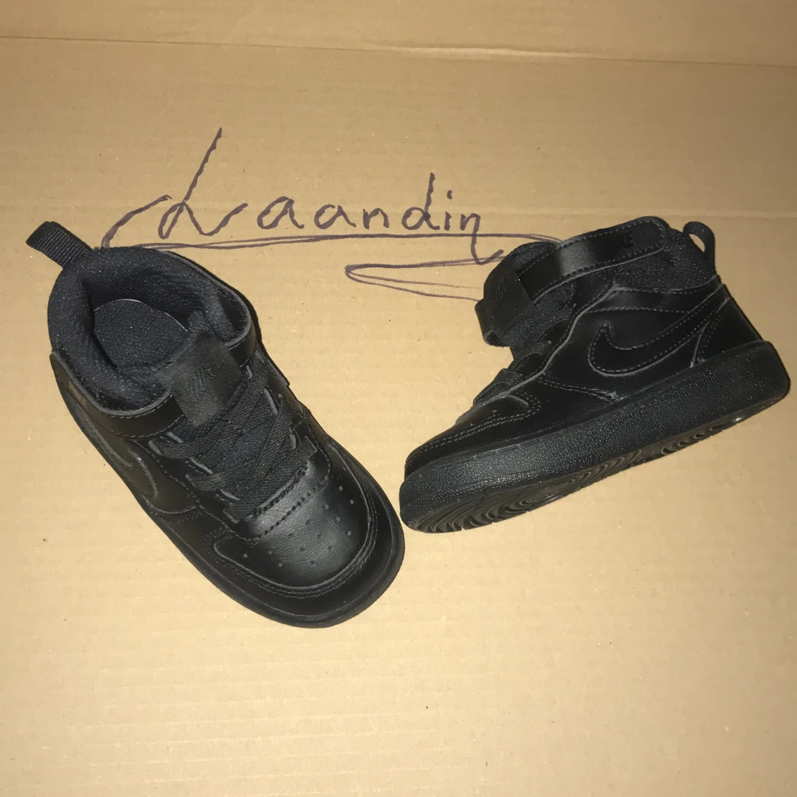 Svarta Nike skor i barnstorlek 23,5