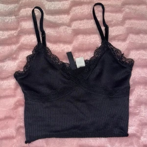 Topp str. M-L - Säljer kläder som e för små eller som jag inte använder längre