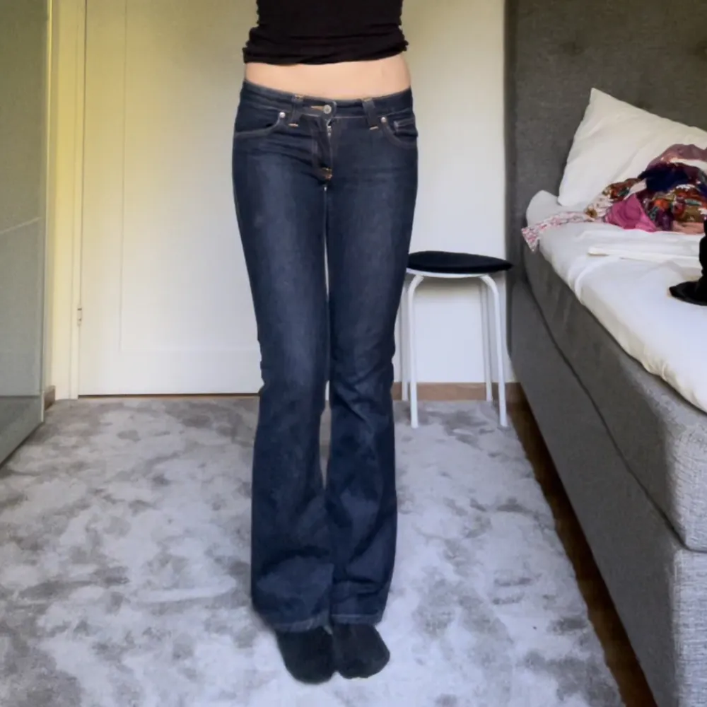 så fina lågmidjade jeans i bra skick från märket nudie. Storlek 27/32, sitter som en xs och är perfekt längd till mig som är 168. 💙. Jeans & Byxor.