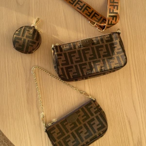 Fendi väska - Säljer nu denna Fendi väska som går att ha på olika sätt, antingen har man varje väska för sig eller så kan man sätta ihop dom ❤️ axelbandet medföljer såklart❤️ Dustbag följer också med💕 Köparen står för frakt💕