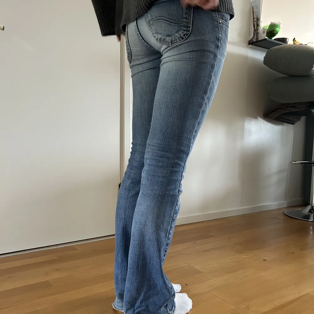 Supersnygga bootcut jeans från Lee! Lågmidjade och midjemått 82 cm. Står ingen storlek men skulle gissa på 26 (passar xs-s). Jag är 169. Jeans & Byxor.