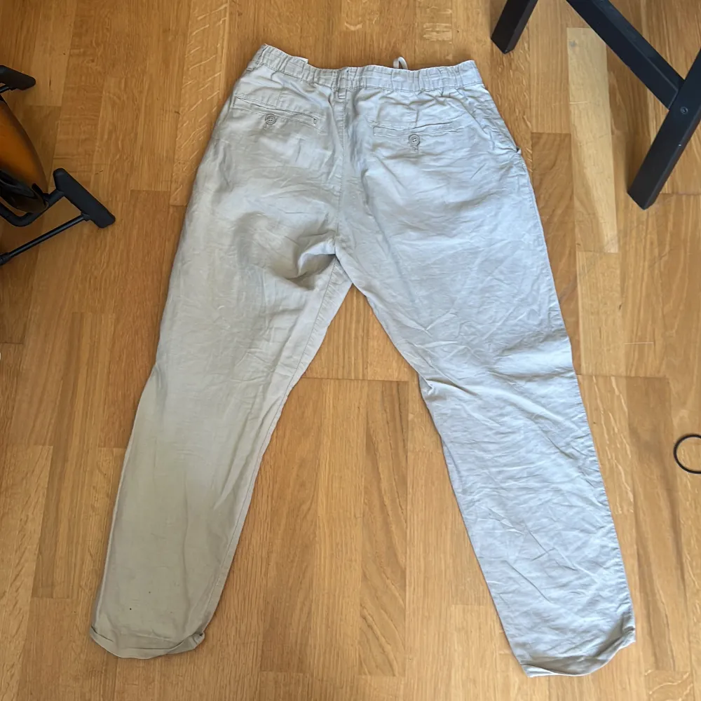 Linne byxor från H&M i regular fit. Perfekt för sommaren! Condition 9/10. Jeans & Byxor.