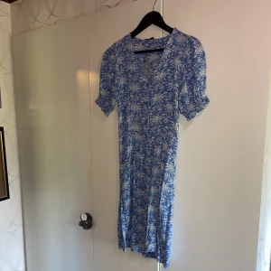 supergullig sommarklänning - Nästan oanvänd klänning i strl M. Stängs med knappar så fungerar inte med stora 🍒. Fin kvalite!