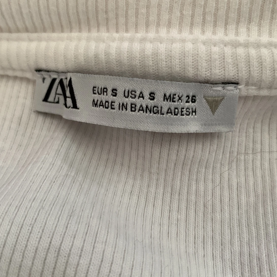 Zara T-shirt med volang på axlarna - 91