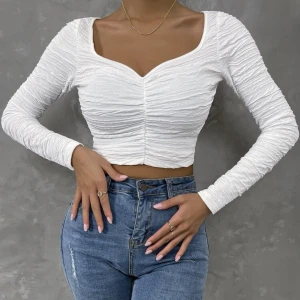 Topp - Vit långärmad croptop, passar inte mig så den är aldrig använd. Jag är 175cm och den är lite för liten i armarna. 🌸