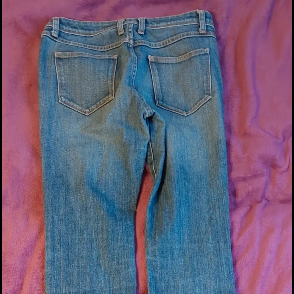 Midwaist och ganska långa jeans, 104cm hela längden, 37cm tvärsöver midjan. Jeans & Byxor.