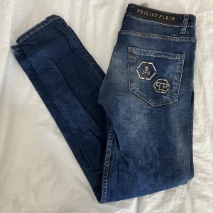 Philipp plein jeans  - Snygga jeans som nu säljs pga fel storlek, använda men jötte fint skick 