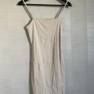 Kort beige klänning  - Använd 1 gång, lite mindre i strl.