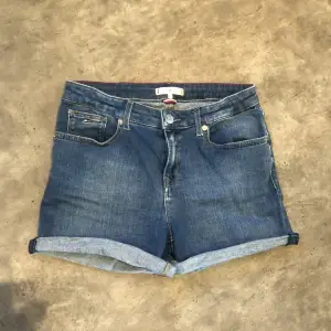 Säljer mina jätte fina Tommy hilfiger jeans shorts. Köpta på kidsbrandstore förra året använda 1-2 gånger bara. Säljer då de tyvärr inte kommer till användning. Kom privat för fler bilder!