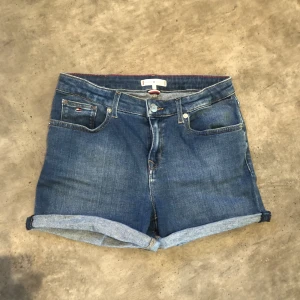 Tommy hilfiger jeansshorts - Säljer mina jätte fina Tommy hilfiger jeans shorts. Köpta på kidsbrandstore förra året använda 1-2 gånger bara. Säljer då de tyvärr inte kommer till användning. Kom privat för fler bilder!