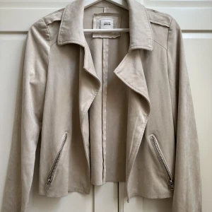 Beige Jacka - Mjuk tunn jacka i ljus beige från Pimpkie, Frankrike. Använd fåtal gånger. Strl S