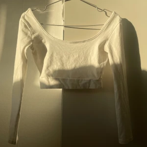 Långärmad croptop med låg rygg - Knappt använt