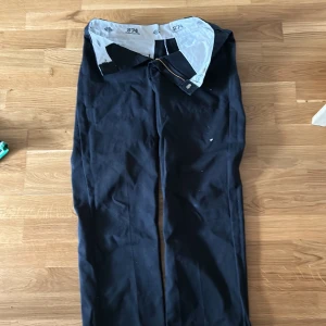 Svarta dickies byxor  - Tja tja. Ett par schyssta dickies byxor i storlek 32/32 väldigt bra skick. Kan mötas i Stockholm.