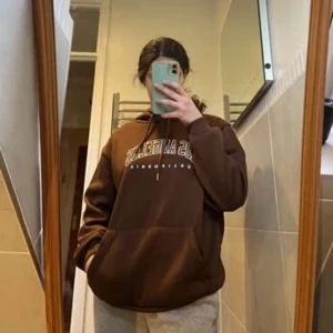 Los angeles California hoodie  - säljer nu min bruna los angeles hoodie då jag aldrig har använt den💖Det är stl M. Första bilden är lånad💖