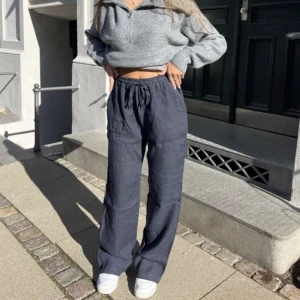 Linnebyxor  - Säljer ett par helt nya linnebyxor från design by si som tyvärr var för korta för mig som är 175. Byxorna är endast testade och lappen sitter kvar🙃💕 köpta för 590 kr