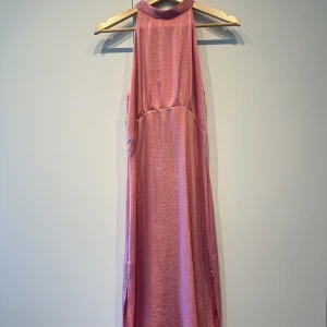 Satinklänning från zara - En rosa satinklänning i xs från zara