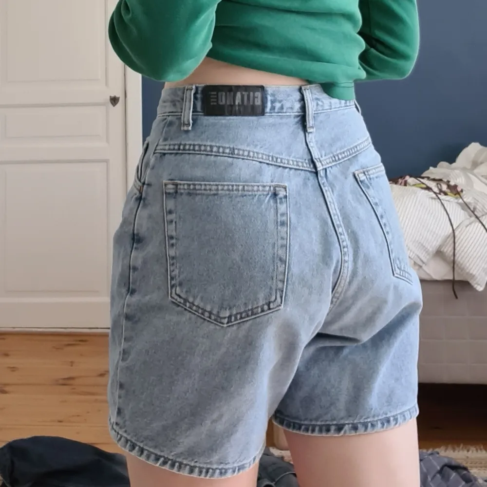 Jeansshorts från beyond retro, hög midja! Jättefint skick, inte alls slitna. Midjemått är 34 när jag mätte tvärs över😝 så strl s/36 antar jag!. Shorts.