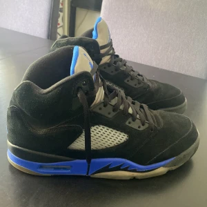 Jordan 5 racer blue  - Jordan 5 i ett väldigt bra skick!  Köptes för 3100kr på StockX för några månader sen  Säljer för 1499kr, kan legit checkas innan köp och kan visa lite videos från när skorna kom och se om jag har ett kvitto på mailen  Endast seriösa köpare!  