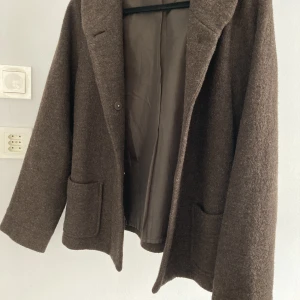 Jacka - Ursnygg tunnare sommar/vår jacka i brunt! Stängs med knappar 💘🙌🏼 vet tyvärr inte vilket märke den är ifrån