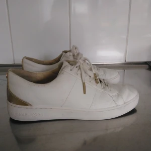 Michel kors sneakers - Snygga michel kors skor. Använt skick