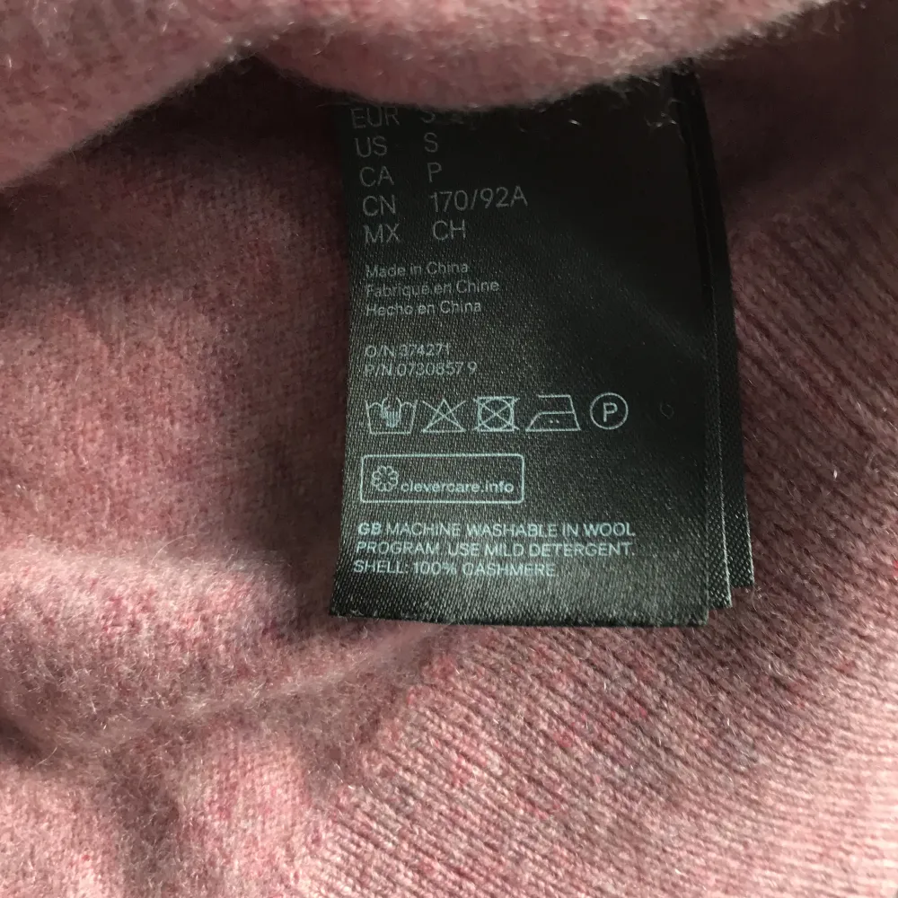 Säljer nu denna otroligt finna cashmere tröja från hm. Bara använd fåtal gånger därför fint skick. 100% cashmere. Hör av er vid frågor om tröjan samt om priset.. Tröjor & Koftor.