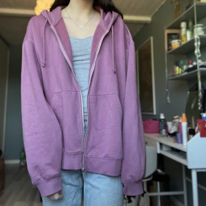 Lila zip hoodie - Lila zip up hoodie från weekday som tyvärr inte används. Skulle gissa att nypriset ligger på runt 450kr. Köparen står för frakt.