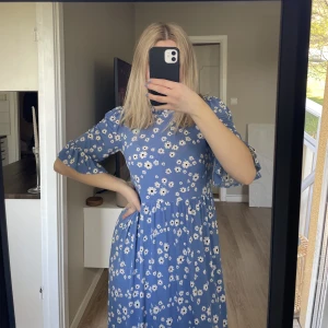 Somrig klänning - En fin somrig klänning som passar en S! 💙 