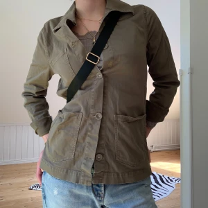 Skjortjacka - Skit snygg skjortjacka i militärgrönt från Whyred! Den passar så bra till våren då den varken är för varm eller sval!! I fint skick och bra kvalitet 