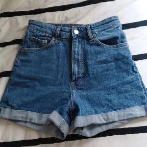 Ett par jättefina mom jeans shorts som tyvärr inte kommer till användning mer för har växt ut dom☆Är i nyskick även jag köpte dom förra sommaren☁️Köpte dom ca för 150kr och sälj för 60kr men pris kan diskuteras 