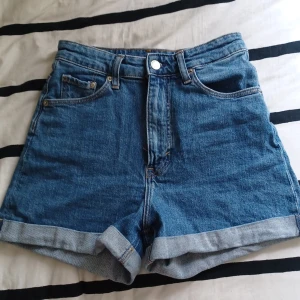 Jeans shorts - Ett par jättefina mom jeans shorts som tyvärr inte kommer till användning mer för har växt ut dom☆Är i nyskick även jag köpte dom förra sommaren☁️Köpte dom ca för 150kr och sälj för 60kr men pris kan diskuteras 