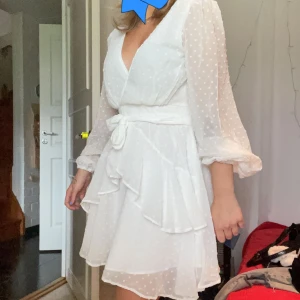 Vit klänning/student - Säljer denna klänning jag tänkte ha till studenten, men den är för tajt runt midjan, så jag kunde inte stänga kedjan i bak. Därför säljer jag den. Testat den på 1 gång.  Kan mötas i Gävle annars står du för frakten😄