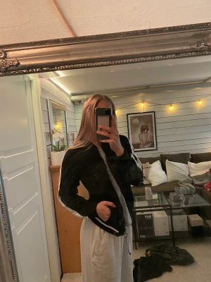 Ziptröja - Tunn Zip tröja i nyskick med lapp kvar. Endast provad och från Apperloth A. Står ingen storlek i jackan men passar mig som är storlek Small