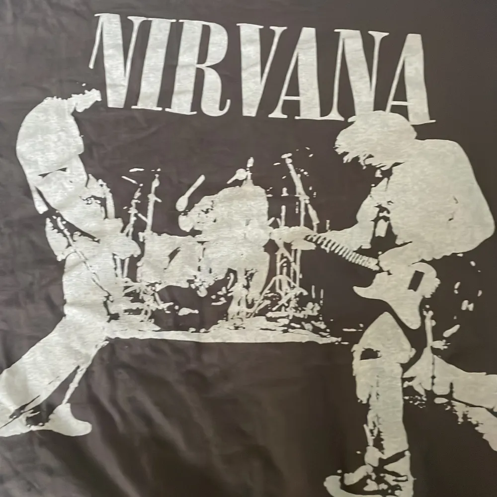 En grå oversized T-shirt med nirvana tryck 30kr+tryck. T-shirts.