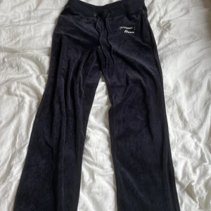 Mjukisbyxor  - Jättefina mörkblå mjukisbyxor som liknar Juicy Couture💕 säljer pga att dom inte kommer till användning. Står M men skulle säga att dom också passar S beroende på kroppstyp