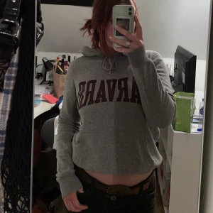 Harvard hoodie - Mjuk och mysig hoodie med Harvard tryck. Välanvänd, så muddarna är slitna och vänstra sidan har ett hål, syns på sista bilden. Det är dock inget märkbart. Supermjuk innuti. Passar som S. !!Kontakta mig innan du väljer köp nu!! Fraktkostnad tillkommer <3