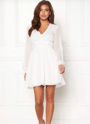 Studentklänning  - Säljer min studentklänning från förra året. Använd en gång och är som i nyskick. Pris kan diskuteras 