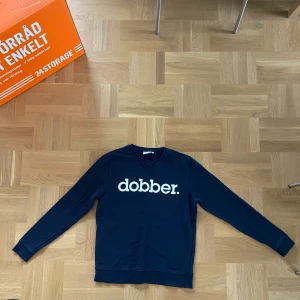 Tröja från Dobber - Marinblå tröja från Dobber. Tunn och skön passform i storlek Large för herr. Använd men i ett bra skick. 