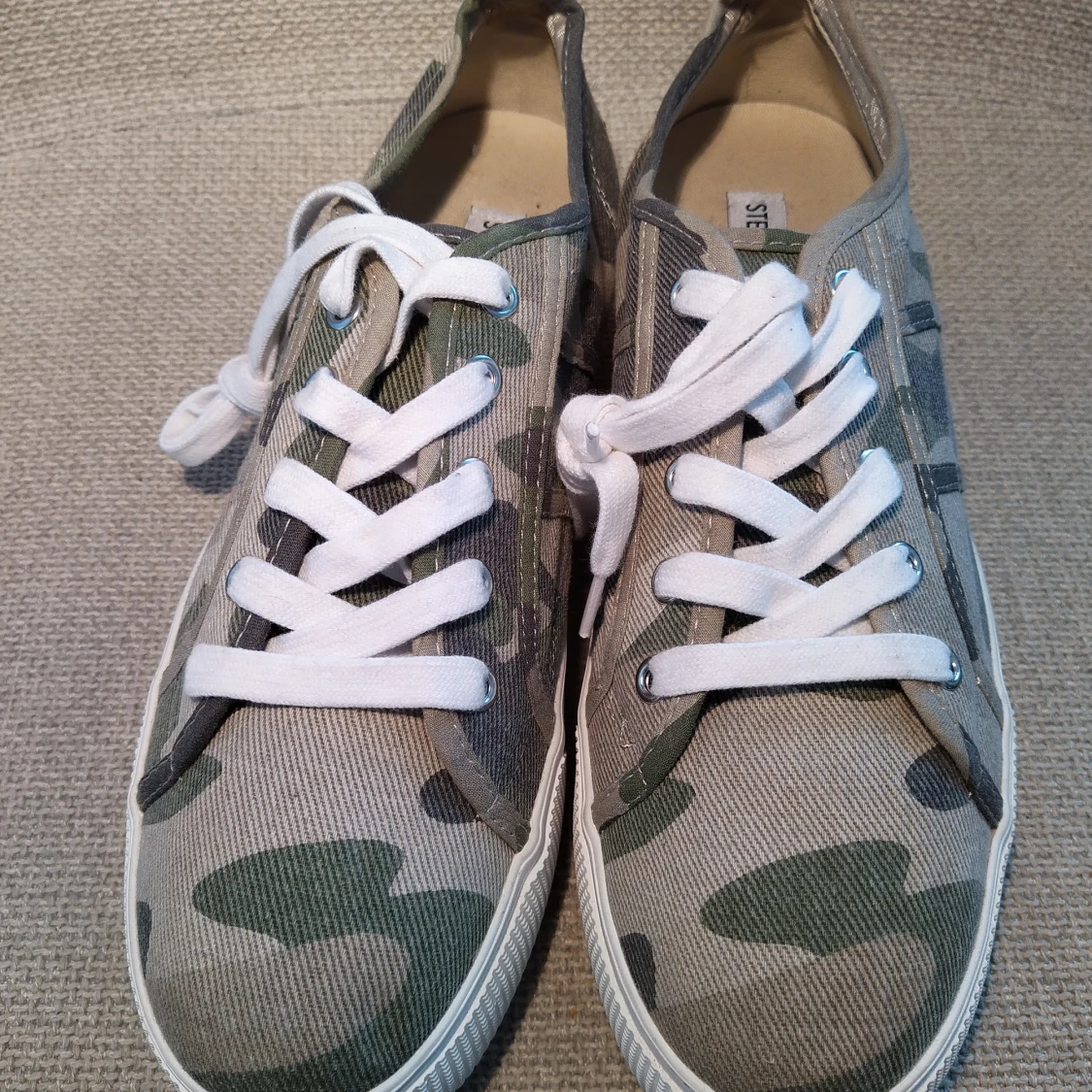 Helt nya Steve Madden Dam camo sneakers 42  - 91